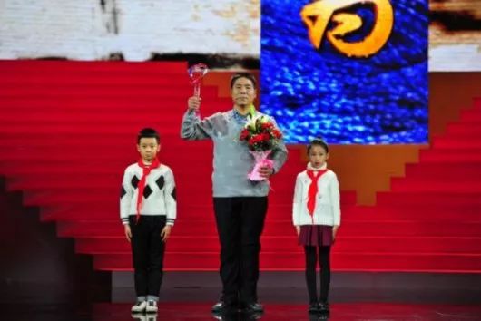  篮球年度颁奖盛典，表彰杰出贡献者