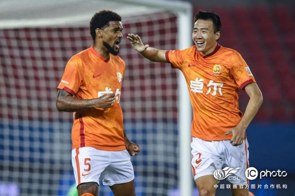  武磊破门海港击败申花夺超级杯