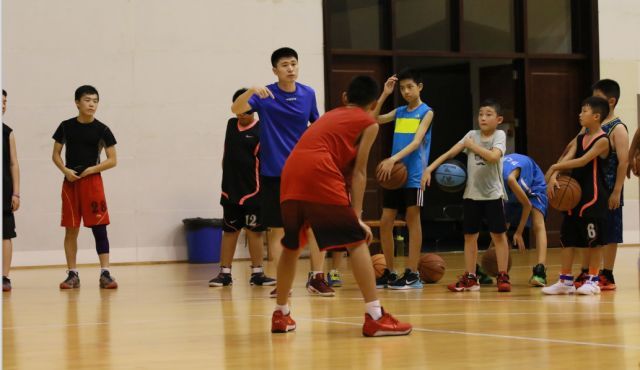  青少年篮球训练营，百名新苗开启特训