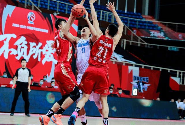  山东高速全员皆兵，团队篮球击溃广东队