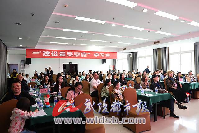  高校网球联赛激战正酣，学霸选手兼顾学业训练