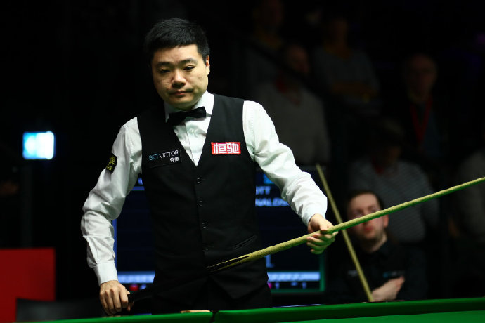  鲍里妮化解赛点逆转晋级次轮