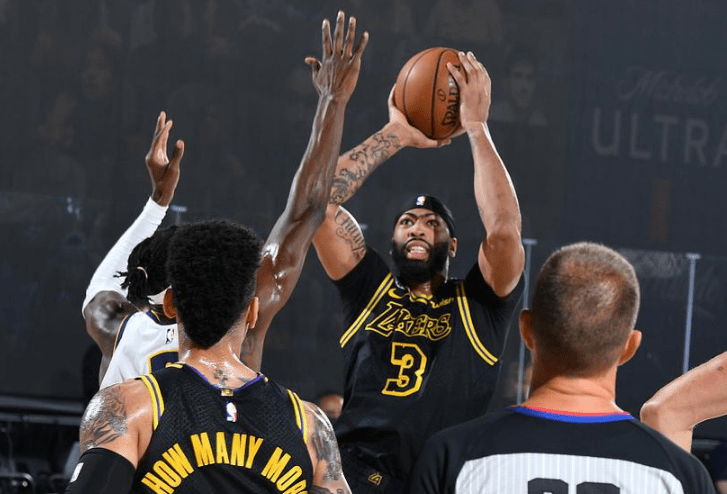  篮球名宿执教青年军，传承经验培育新人