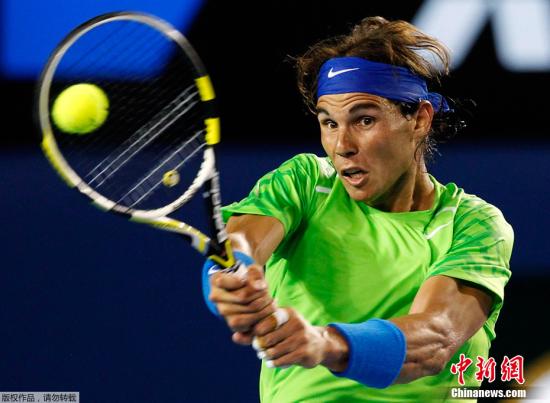  萨巴伦卡强势捧起澳网冠军奖杯