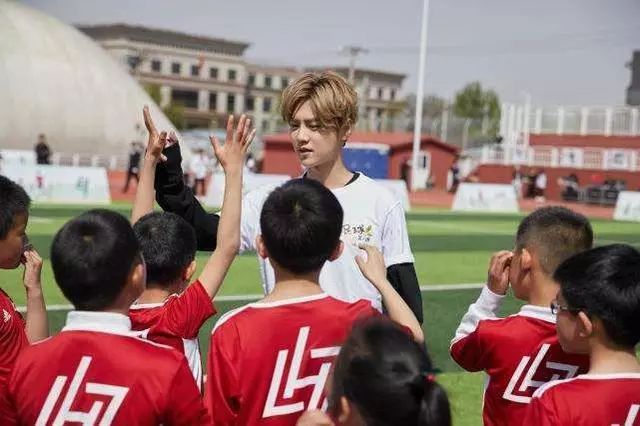  球星公益走进校园，篮球梦想照亮少年未来