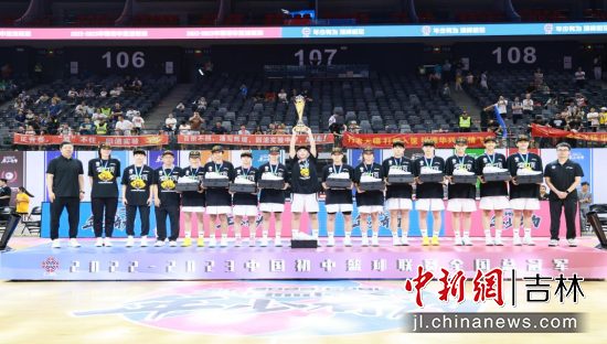  球星慈善赛温暖开踢，爱心捐款突破纪录  