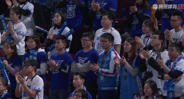  传奇球星退役仪式举行，球迷含泪送别偶像  