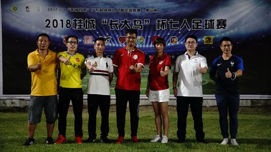  草根足球达人走红，平民英雄感动全网  