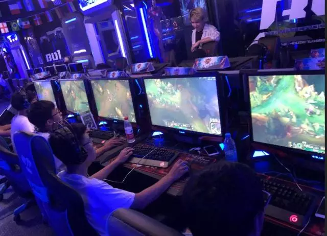  电竞解说激情四射，点燃赛场火热氛围