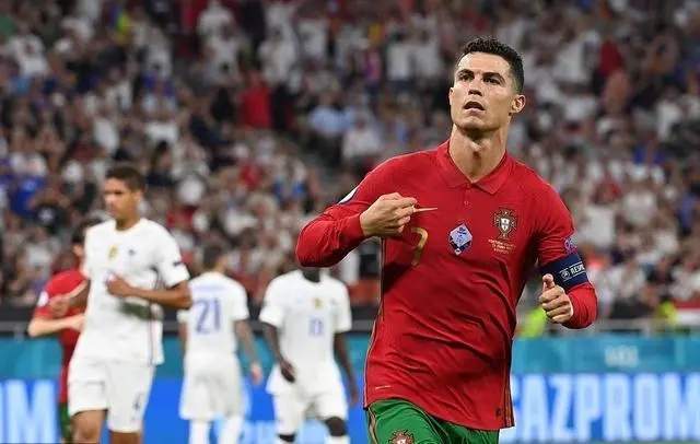  葡萄牙老将C罗梅开二度助球队登顶欧国联积分榜