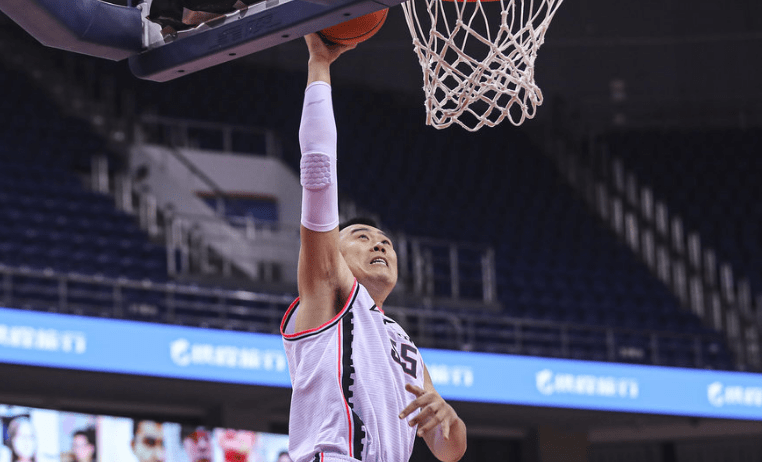  内线绞肉机对抗激烈篮板争夺白热化