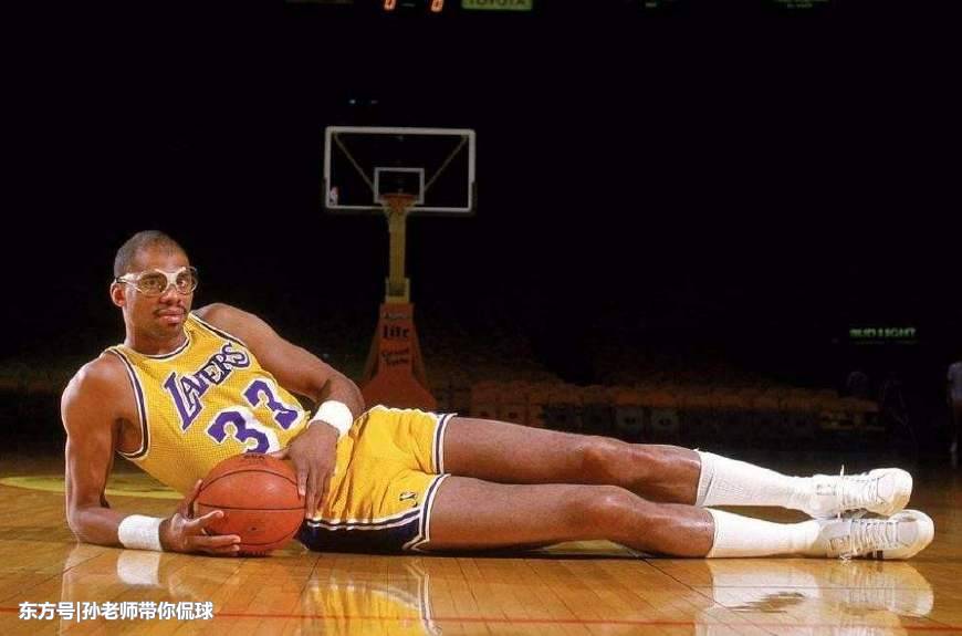  贾巴尔发球上网战术奏效，轻取胜利晋级次轮