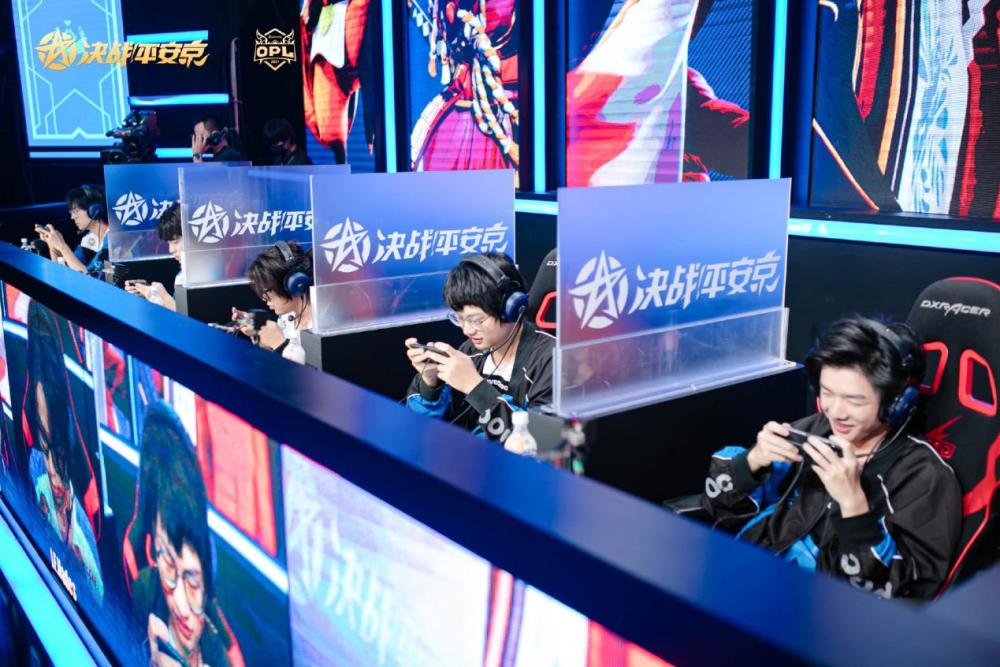  电竞选手日常训练，汗水铸就辉煌战绩